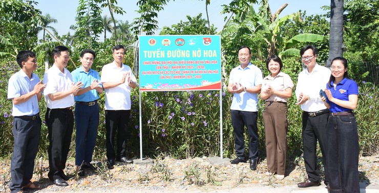 KHỞI CÔNG XÂY DỰNG NHÀ “ĐẠI ĐOÀN KẾT” TẠI THÔN DŨNG CẢM VÀ GẮN BIỂN CÁC CÔNG TRÌNH CHÀO MỪNG ĐẠI HỘI ĐẢNG.- Ảnh 3.