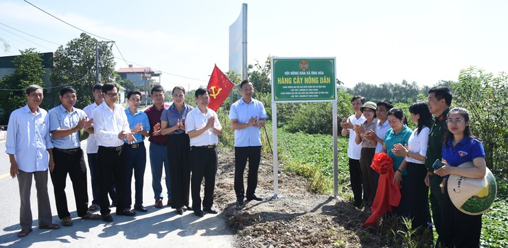 KHỞI CÔNG XÂY DỰNG NHÀ “ĐẠI ĐOÀN KẾT” TẠI THÔN DŨNG CẢM VÀ GẮN BIỂN CÁC CÔNG TRÌNH CHÀO MỪNG ĐẠI HỘI ĐẢNG.- Ảnh 4.