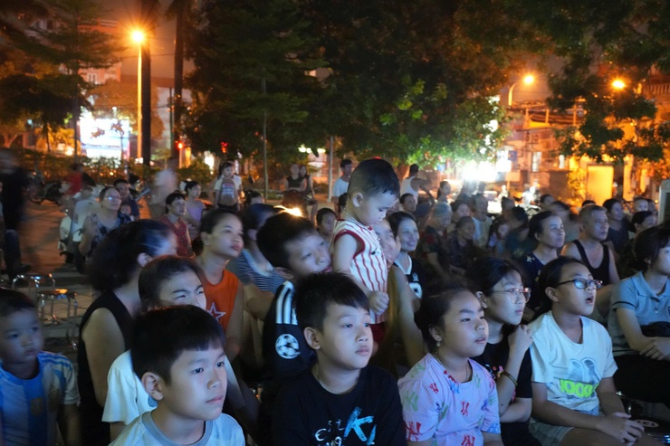 KHÁN GIẢ SƠN TÂY HÀO HỨNG KHI XEM VỞ TUỒNG “MỘC QUẾ ANH DÂNG CÂY”- Ảnh 2.