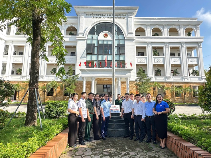Xã Thanh Oai: Gắn biển công trình "Cột cờ Tổ quốc" chào mừng Đại hội đại biểu Đảng bộ xã lần thứ I, nhiệm kỳ 2025-2030- Ảnh 3.