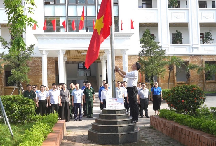 Xã Thanh Oai: Gắn biển công trình "Cột cờ Tổ quốc" chào mừng Đại hội đại biểu Đảng bộ xã lần thứ I, nhiệm kỳ 2025-2030- Ảnh 1.