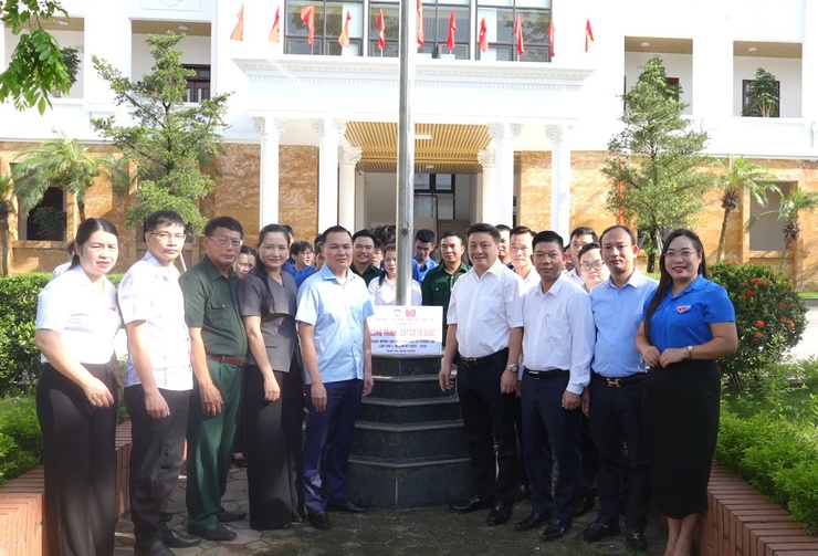 Xã Thanh Oai: Gắn biển công trình "Cột cờ Tổ quốc" chào mừng Đại hội đại biểu Đảng bộ xã lần thứ I, nhiệm kỳ 2025-2030- Ảnh 2.
