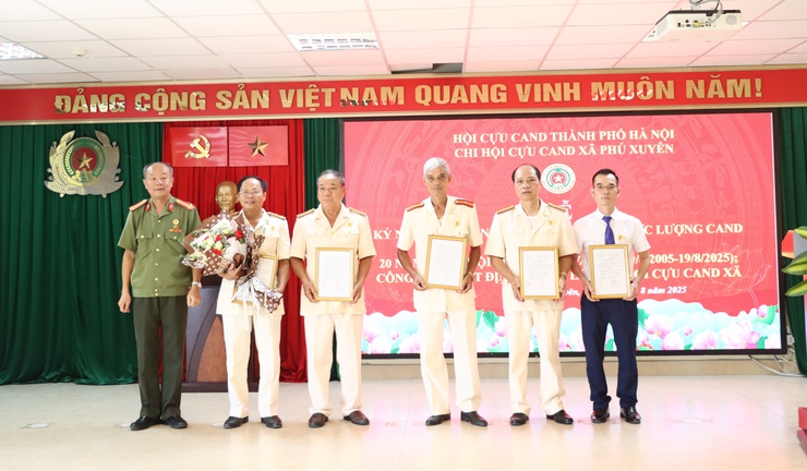 Lễ Công bố Quyết định thành lập chi Hội Cựu Công an nhân dân xã Phú Xuyên- Ảnh 5.