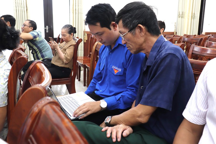 Xã Bát Tràng triển khai Chiến dịch "45 ngày đêm ra quân hỗ trợ chuyển đổi số"- Ảnh 6.