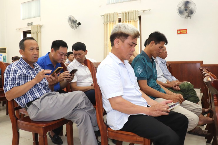 Xã Bát Tràng triển khai Chiến dịch "45 ngày đêm ra quân hỗ trợ chuyển đổi số"- Ảnh 5.