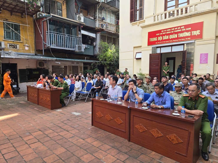 Công an phường Cửa Nam: Tổ chức Hội nghị tuyên truyền, phổ biến kiến thức pháp luật về phòng cháy, chữa cháy và hướng dẫn kỹ năng thoát nạn cho các hộ gia đình tại các khu chung cư, nhà tập thể cũ trên địa bàn phường Cửa Nam.- Ảnh 2.