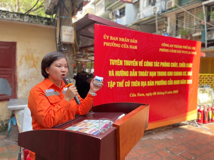 Công an phường Cửa Nam: Tổ chức Hội nghị tuyên truyền, phổ biến kiến thức pháp luật về phòng cháy, chữa cháy và hướng dẫn kỹ năng thoát nạn cho các hộ gia đình tại các khu chung cư, nhà tập thể cũ trên địa bàn phường Cửa Nam.- Ảnh 5.
