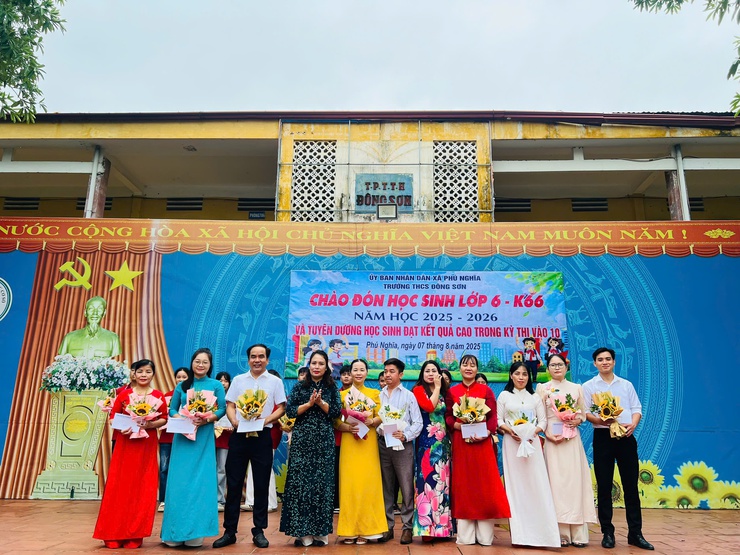 Trường THCS Đông Sơn tổ chức Lễ chào đón học sinh lớp 6 và tuyên dương khen thưởng học sinh đạt kết quả xuất sắc trong kỳ thi vào lớp 10- Ảnh 3.