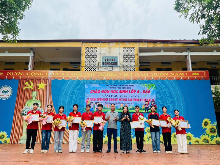 Trường THCS Đông Sơn tổ chức Lễ chào đón học sinh lớp 6 và tuyên dương khen thưởng học sinh đạt kết quả xuất sắc trong kỳ thi vào lớp 10- Ảnh 2.