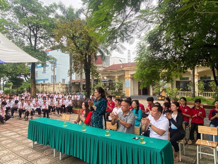 Trường THCS Đông Sơn tổ chức Lễ chào đón học sinh lớp 6 và tuyên dương khen thưởng học sinh đạt kết quả xuất sắc trong kỳ thi vào lớp 10- Ảnh 1.