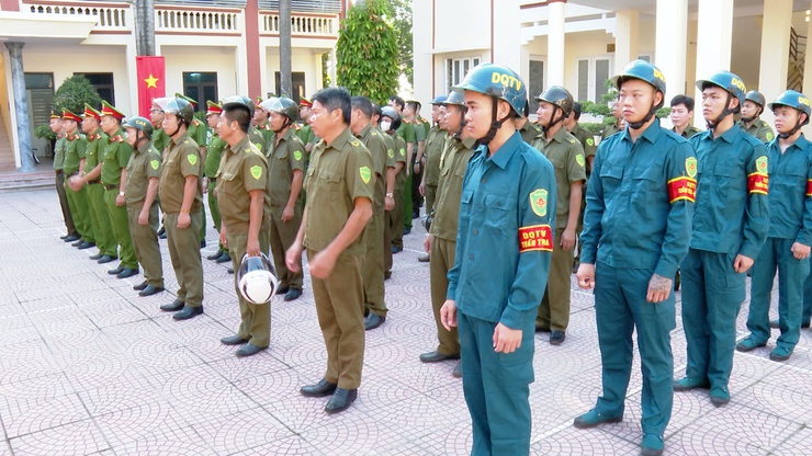ỨNG HOÀ RA QUÂN TẤN CÔNG, TRẤN ÁP TỘI PHẠM; TỔNG KIỂM TRA, XỬ LÝ VI PHẠM VỀ TRẬT TỰ ĐÔ THỊ, TRẬT TỰ XÂY DỰNG, VỆ SINH MÔI TRƯỜNG VÀ XÂY DỰNG VĂN MINH ĐÔ THỊ.- Ảnh 3.