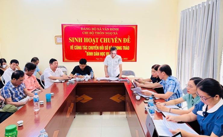 ĐỒNG CHÍ CHỦ TỊCH UBND XÃ DỰ SINH HOẠT CHUYÊN ĐỀ THÁNG 8/2025 TẠI CHI BỘ THÔN NGỌ XÁ- Ảnh 1.