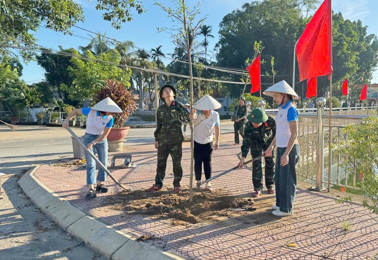 Hội Liên hiệp Phụ nữ phường Tùng Thiện gắn biển công trình Hàng cây phụ nữ - vun trồng tương lai- Ảnh 1.