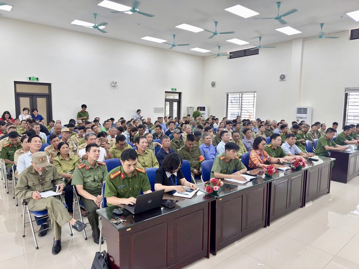 CÔNG AN PHƯỜNG LÁNG TỔ CHỨC HỘI NGHỊ TRIỂN KHAI MỘT SỐ NHIỆM VỤ TRỌNG TÂM TRONG CÔNG TÁC ĐẢM BẢO AN NINH TRẬT TỰ TẠI CƠ SỞ- Ảnh 4.