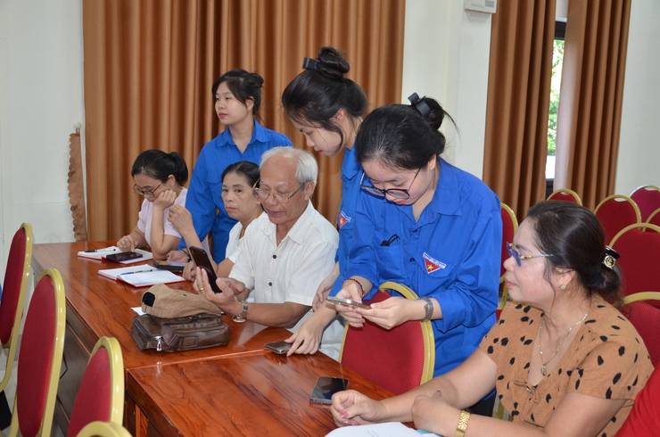 Phường Tùng Thiện tập huấn thủ tục thu, nộp đảng phí trực tuyến- Ảnh 1.