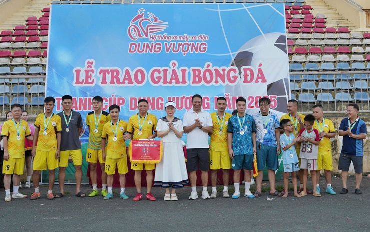 Chung kết, bế mạc và trao giải bóng đá tranh Cup Dung Vượng 2025.- Ảnh 1.