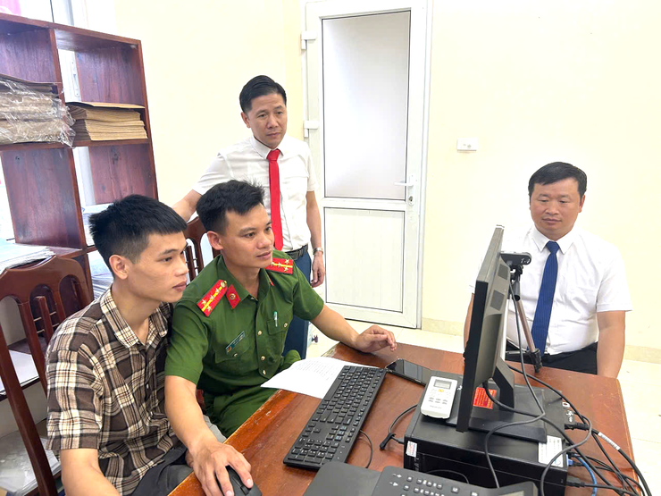 XÃ DÂN HOÀ : KHẨN TRƯƠNG, ĐỒNG BỘ TRIỂN KHAI CÔNG TÁC CẤP THẺ ĐẢNG VIÊN MỚI- Ảnh 1.