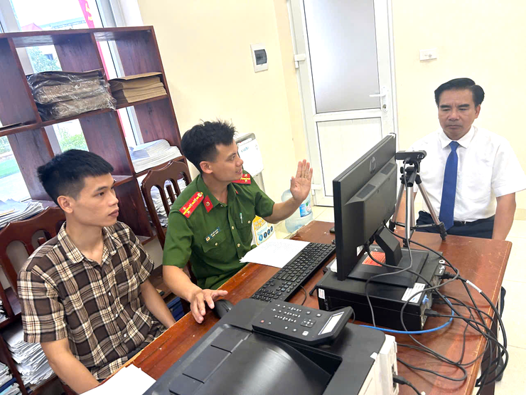 XÃ DÂN HOÀ : KHẨN TRƯƠNG, ĐỒNG BỘ TRIỂN KHAI CÔNG TÁC CẤP THẺ ĐẢNG VIÊN MỚI- Ảnh 4.