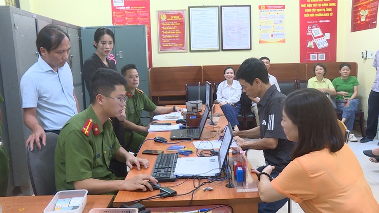 VÂN ĐÌNH, THƯỜNG TRỰC ĐẢNG UỶ XÃ KIÊM TRA CÔNG TÁC TIẾP NHẬN, HƯỚNG DẪN ĐỔI THẺ ĐẢNG VIÊN- Ảnh 2.