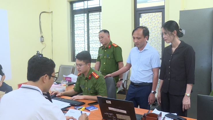 VÂN ĐÌNH, THƯỜNG TRỰC ĐẢNG UỶ XÃ KIÊM TRA CÔNG TÁC TIẾP NHẬN, HƯỚNG DẪN ĐỔI THẺ ĐẢNG VIÊN- Ảnh 1.