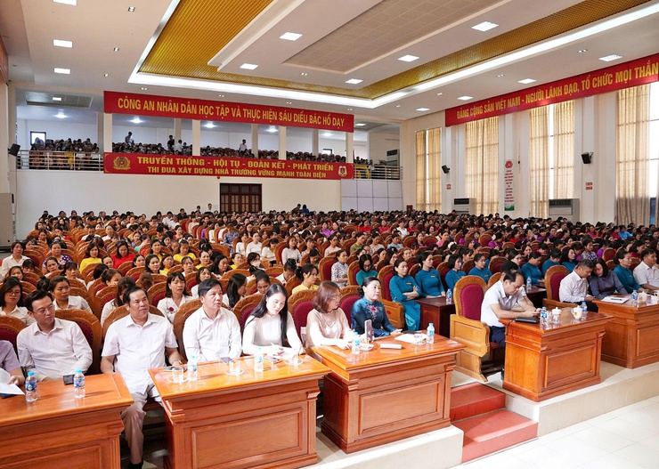 Trên 700 đồng chí là cán bộ quản lý, giáo viên, nhân viên các trường học trong hệ thống giáo dục quốc dân trên địa bàn xã Xuân Mai tham dự lớp bồi dưỡng chính trị hè- Ảnh 2.