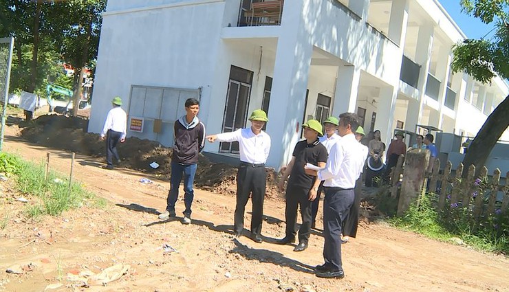 Thường trực Đảng uỷ xã kiểm tra cơ sở, động viên nhân dân chung sức xây dựng nông thôn mới- Ảnh 2.