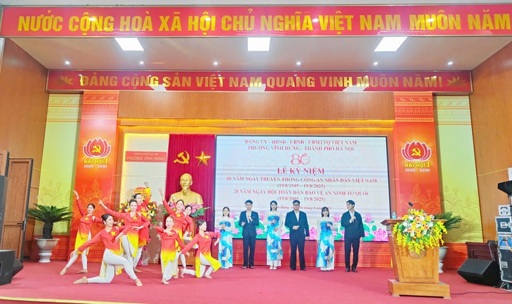 ĐẢNG ỦY – HĐND -UBND – UBMTTQ PHƯỜNG VĨNH HƯNG TỔ CHỨC LỄ KỶ NIỆM 80 NĂM NGÀY TRUYỀN THỐNG CAND VIỆT NAM,  20 NĂM NGÀY HỘI TOÀN DÂN BẢO VỆ AN NINH TỔ QUỐC- Ảnh 4.