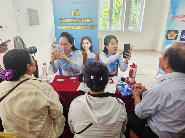 PHƯỜNG HOÀNG MAI TỔ CHỨC HỘI NGHỊ PHÁT ĐỘNG PHONG TRÀO “BÌNH DÂN HỌC VỤ SỐ’ VÀ HƯỞNG ỨNG CHỈ THỊ SỐ 11/CT-UBND NGÀY 24/7/2025 CỦA UBND THÀNH PHỐ VỀ TRIỂN KHAI CHIẾN DỊCH “45 NGÀY ĐÊM RA QUÂN HỖ TRỢ HOẠT ĐỘNG CHUYỂN ĐỔI SỐ"- Ảnh 6.
