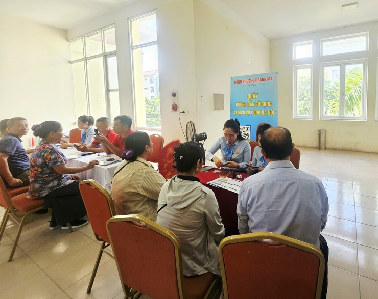 PHƯỜNG HOÀNG MAI TỔ CHỨC HỘI NGHỊ PHÁT ĐỘNG PHONG TRÀO “BÌNH DÂN HỌC VỤ SỐ’ VÀ HƯỞNG ỨNG CHỈ THỊ SỐ 11/CT-UBND NGÀY 24/7/2025 CỦA UBND THÀNH PHỐ VỀ TRIỂN KHAI CHIẾN DỊCH “45 NGÀY ĐÊM RA QUÂN HỖ TRỢ HOẠT ĐỘNG CHUYỂN ĐỔI SỐ"- Ảnh 4.