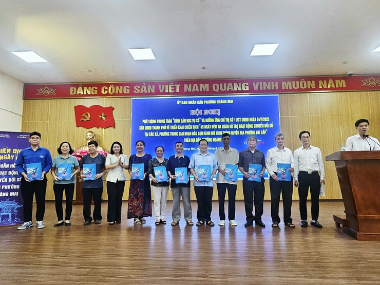 PHƯỜNG HOÀNG MAI TỔ CHỨC HỘI NGHỊ PHÁT ĐỘNG PHONG TRÀO “BÌNH DÂN HỌC VỤ SỐ’ VÀ HƯỞNG ỨNG CHỈ THỊ SỐ 11/CT-UBND NGÀY 24/7/2025 CỦA UBND THÀNH PHỐ VỀ TRIỂN KHAI CHIẾN DỊCH “45 NGÀY ĐÊM RA QUÂN HỖ TRỢ HOẠT ĐỘNG CHUYỂN ĐỔI SỐ"- Ảnh 3.