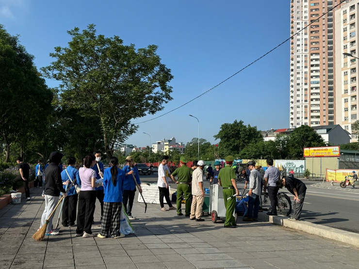 Phường Tương Mai duy trì công tác ra quân vệ sinh môi trường, văn minh đô thị hưởng ứng phong trào thi đua "Sáng - Xanh - Sạch - Đẹp".- Ảnh 4.