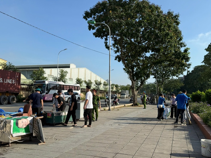 Phường Tương Mai duy trì công tác ra quân vệ sinh môi trường, văn minh đô thị hưởng ứng phong trào thi đua "Sáng - Xanh - Sạch - Đẹp".- Ảnh 5.
