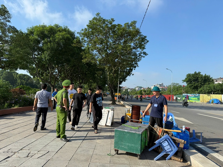 Phường Tương Mai duy trì công tác ra quân vệ sinh môi trường, văn minh đô thị hưởng ứng phong trào thi đua "Sáng - Xanh - Sạch - Đẹp".- Ảnh 1.
