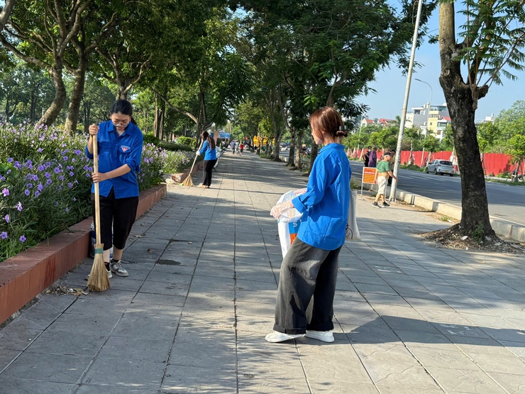 Phường Tương Mai duy trì công tác ra quân vệ sinh môi trường, văn minh đô thị hưởng ứng phong trào thi đua "Sáng - Xanh - Sạch - Đẹp".- Ảnh 3.