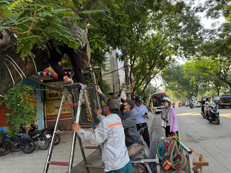 Phường Tương Mai duy trì công tác ra quân vệ sinh môi trường, văn minh đô thị hưởng ứng phong trào thi đua "Sáng - Xanh - Sạch - Đẹp".- Ảnh 2.