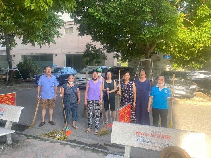 Phường Tương Mai duy trì công tác ra quân vệ sinh môi trường, văn minh đô thị hưởng ứng phong trào thi đua "Sáng - Xanh - Sạch - Đẹp".- Ảnh 13.