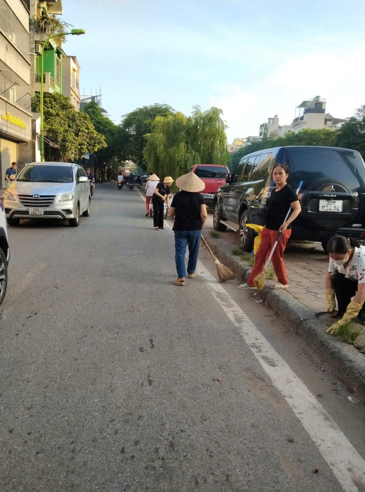 Phường Tương Mai duy trì công tác ra quân vệ sinh môi trường, văn minh đô thị hưởng ứng phong trào thi đua "Sáng - Xanh - Sạch - Đẹp".- Ảnh 16.