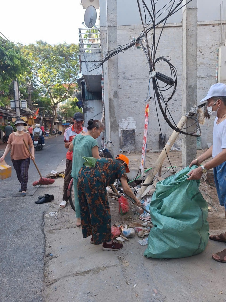 Phường Tương Mai duy trì công tác ra quân vệ sinh môi trường, văn minh đô thị hưởng ứng phong trào thi đua "Sáng - Xanh - Sạch - Đẹp".- Ảnh 12.