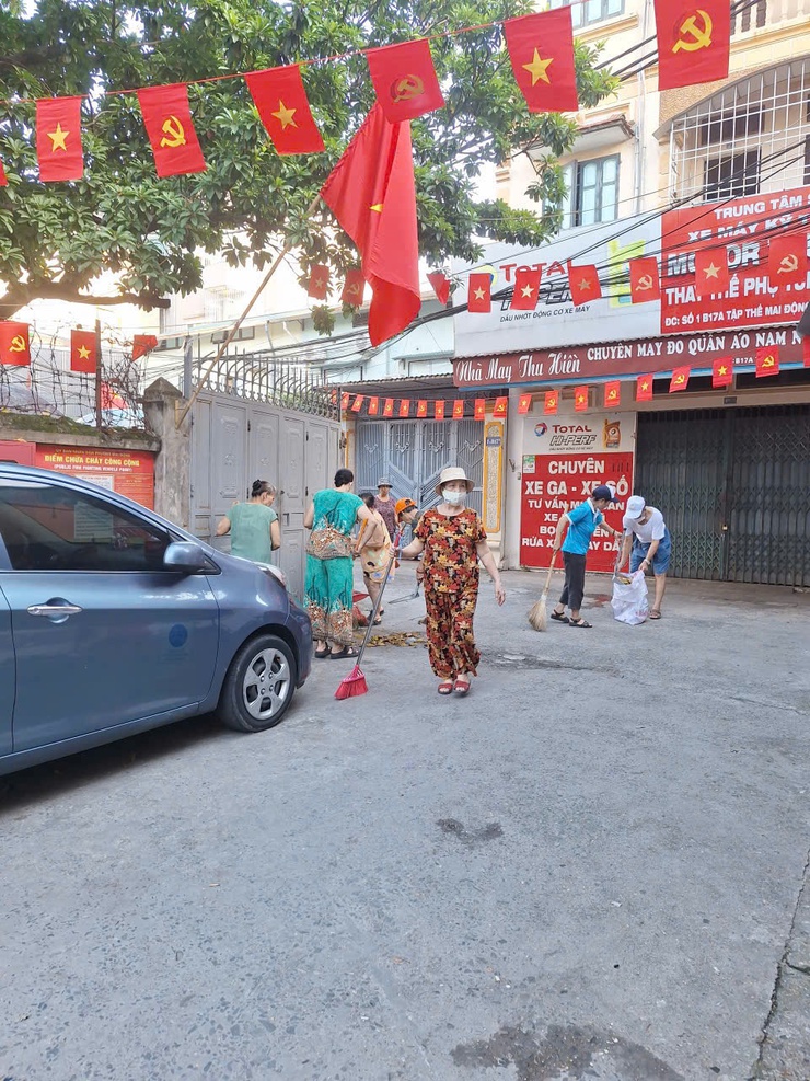 Phường Tương Mai duy trì công tác ra quân vệ sinh môi trường, văn minh đô thị hưởng ứng phong trào thi đua "Sáng - Xanh - Sạch - Đẹp".- Ảnh 11.