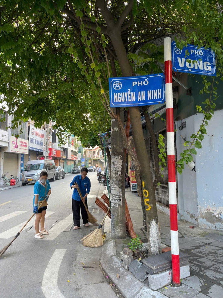 Phường Tương Mai duy trì công tác ra quân vệ sinh môi trường, văn minh đô thị hưởng ứng phong trào thi đua "Sáng - Xanh - Sạch - Đẹp".- Ảnh 9.