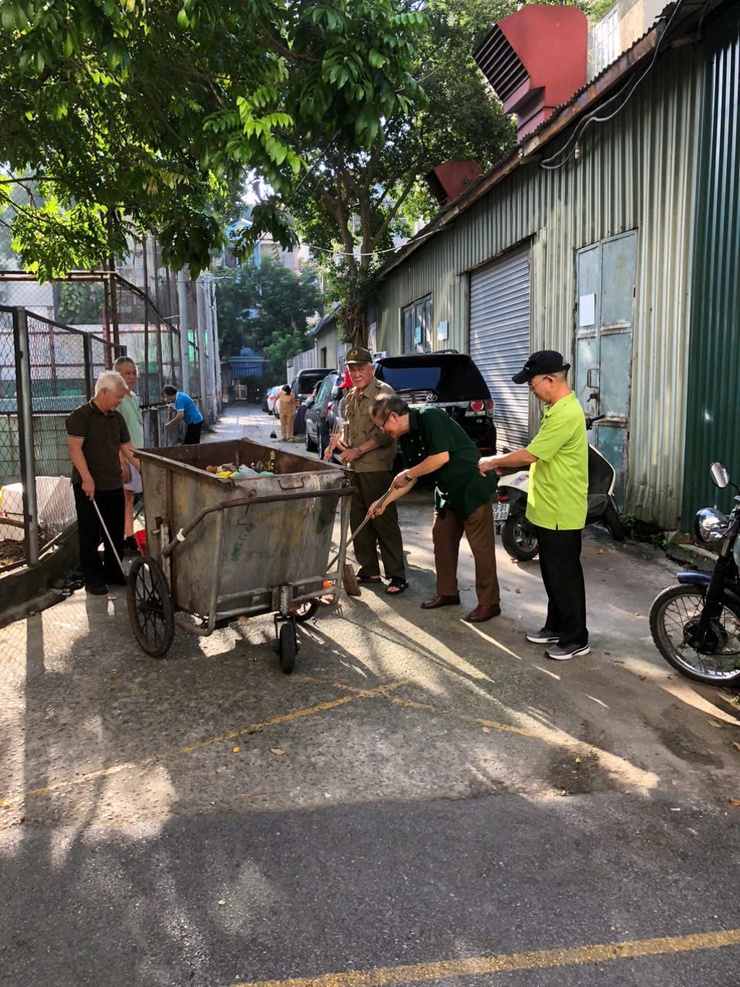 Phường Tương Mai duy trì công tác ra quân vệ sinh môi trường, văn minh đô thị hưởng ứng phong trào thi đua "Sáng - Xanh - Sạch - Đẹp".- Ảnh 8.