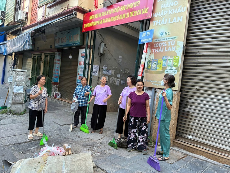 Phường Tương Mai duy trì công tác ra quân vệ sinh môi trường, văn minh đô thị hưởng ứng phong trào thi đua "Sáng - Xanh - Sạch - Đẹp".- Ảnh 7.