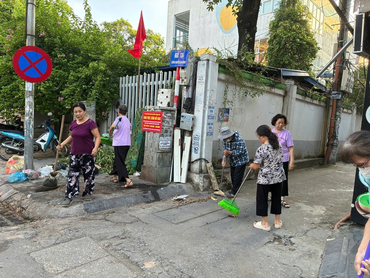 Phường Tương Mai duy trì công tác ra quân vệ sinh môi trường, văn minh đô thị hưởng ứng phong trào thi đua "Sáng - Xanh - Sạch - Đẹp".- Ảnh 6.