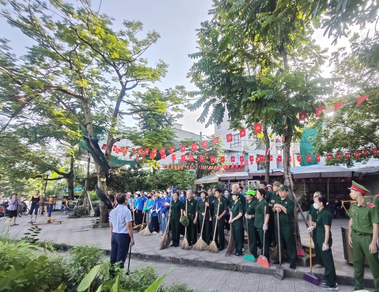 PHƯỜNG VĨNH HƯNG TIẾP TỤC RA QUÂN VỆ SINH MÔI TRƯỜNG HƯỞNG ỨNG PHONG TRÀO “SÁNG – XANH – SẠCH – ĐẸP”- Ảnh 1.