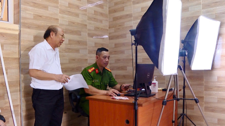 Công an xã Thanh Trì: Nỗ lực hỗ trợ trong công tác đổi thẻ đảng viên và chuẩn hóa dữ liệu đảng viên- Ảnh 3.
