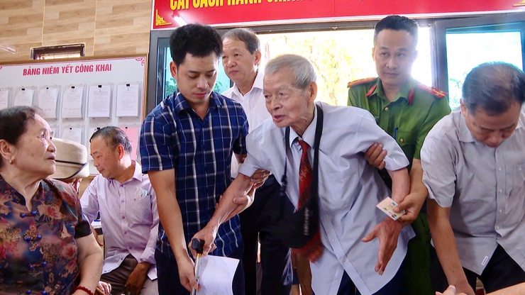 Công an xã Thanh Trì: Nỗ lực hỗ trợ trong công tác đổi thẻ đảng viên và chuẩn hóa dữ liệu đảng viên- Ảnh 4.