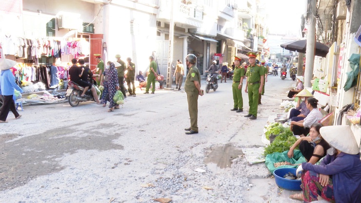 ỨNG HOÀ TIẾP TỤC KIỂM TRA, XỬ LÝ VI PHẠM VỀ TRẬT TỰ ĐÔ THỊ, TRẬT TỰ XÂY DỰNG, VỆ SINH MÔI TRƯỜNG.- Ảnh 7.