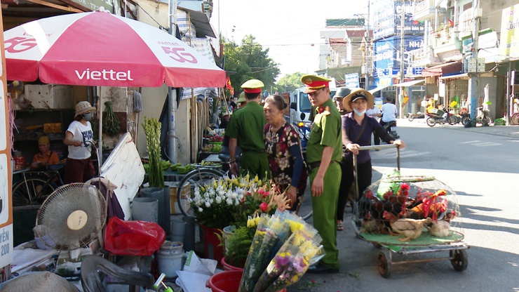 ỨNG HOÀ TIẾP TỤC KIỂM TRA, XỬ LÝ VI PHẠM VỀ TRẬT TỰ ĐÔ THỊ, TRẬT TỰ XÂY DỰNG, VỆ SINH MÔI TRƯỜNG.- Ảnh 1.