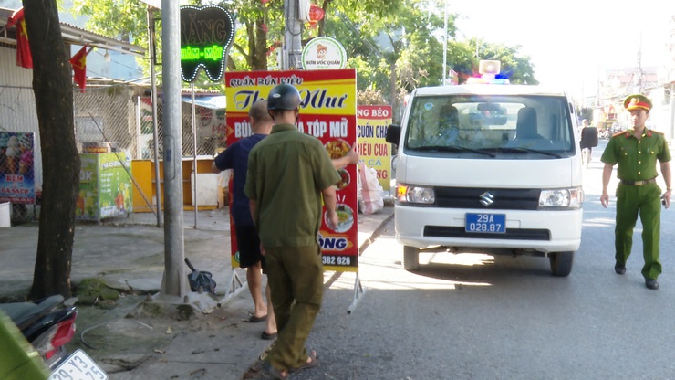 ỨNG HOÀ TIẾP TỤC KIỂM TRA, XỬ LÝ VI PHẠM VỀ TRẬT TỰ ĐÔ THỊ, TRẬT TỰ XÂY DỰNG, VỆ SINH MÔI TRƯỜNG.- Ảnh 5.