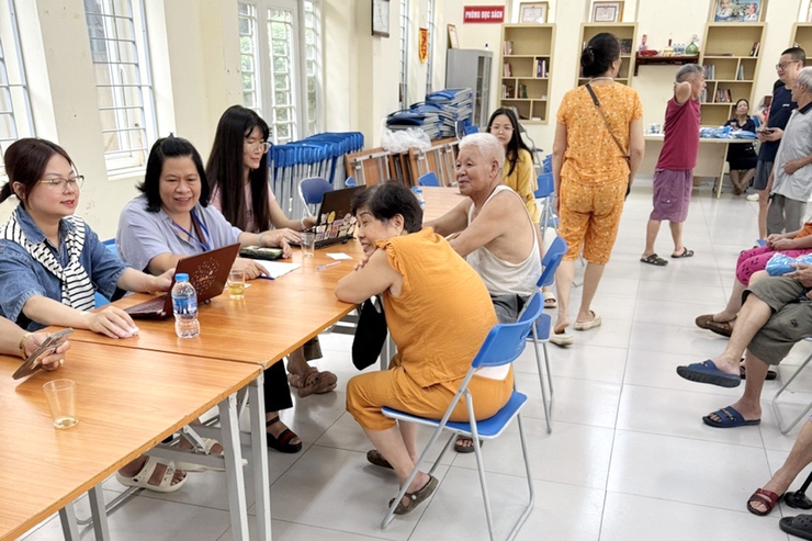 Phường Thanh Xuân bắt đầu chi trả quà Quốc khánh 2/9 cho người dân- Ảnh 3.